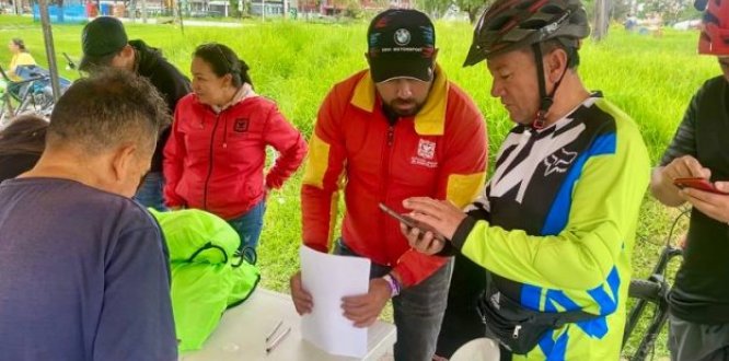 ¡Bici-usuarios de Puente Aranda firman pacto por un espacio público más seguro y sostenible!