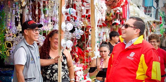 El alcalde Víctor Cruz apoya la Feria Navideña de comerciantes en San Andresito de la 38