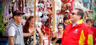 El alcalde Víctor Cruz apoya la Feria Navideña de comerciantes en San Andresito de la 38